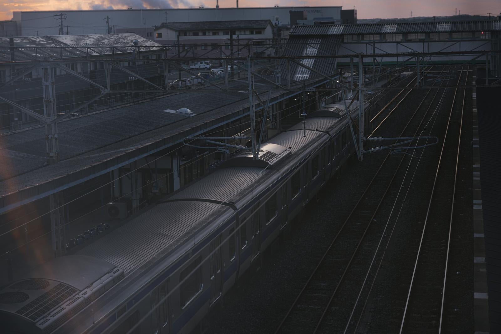 「原ノ町駅のホームに停まる電車」の写真