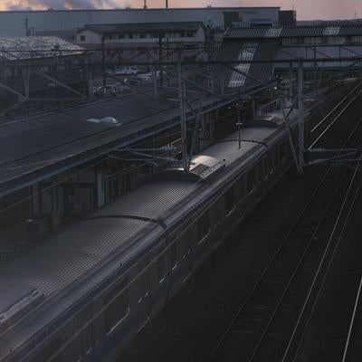 原ノ町駅のホームに停まる電車の写真