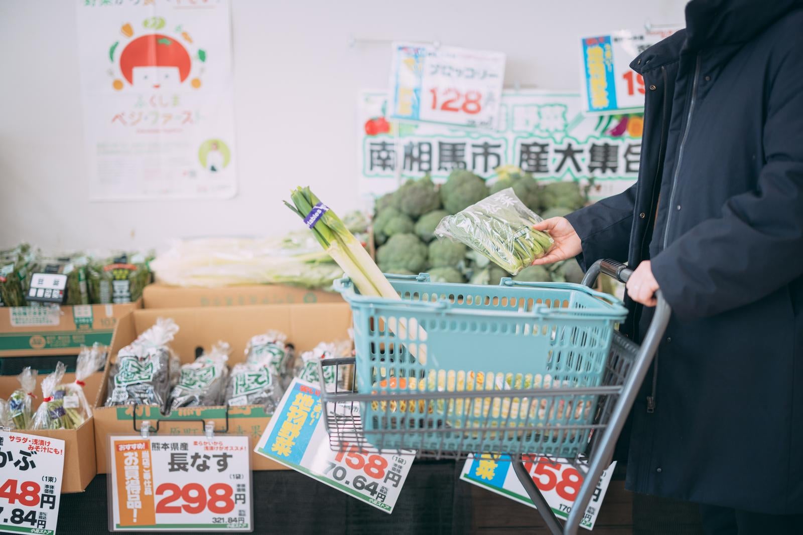 「小高ストアで野菜を買う様子」の写真