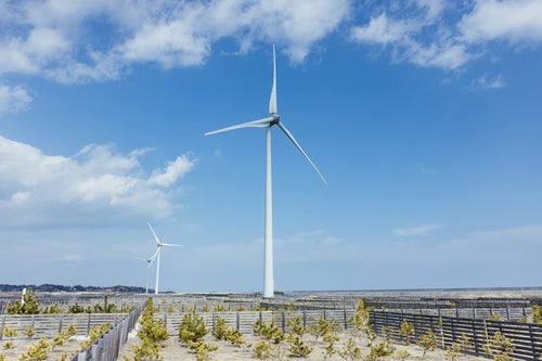南相馬の海岸通りにある巨大な風力発電の写真