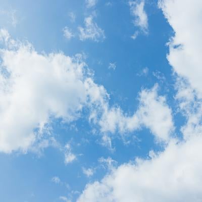 清々しい青空と雲の写真