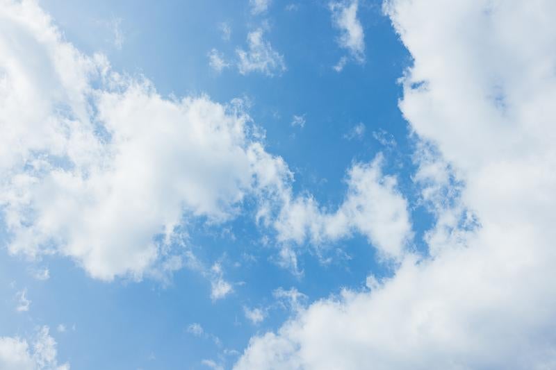 清々しい青空と雲の写真