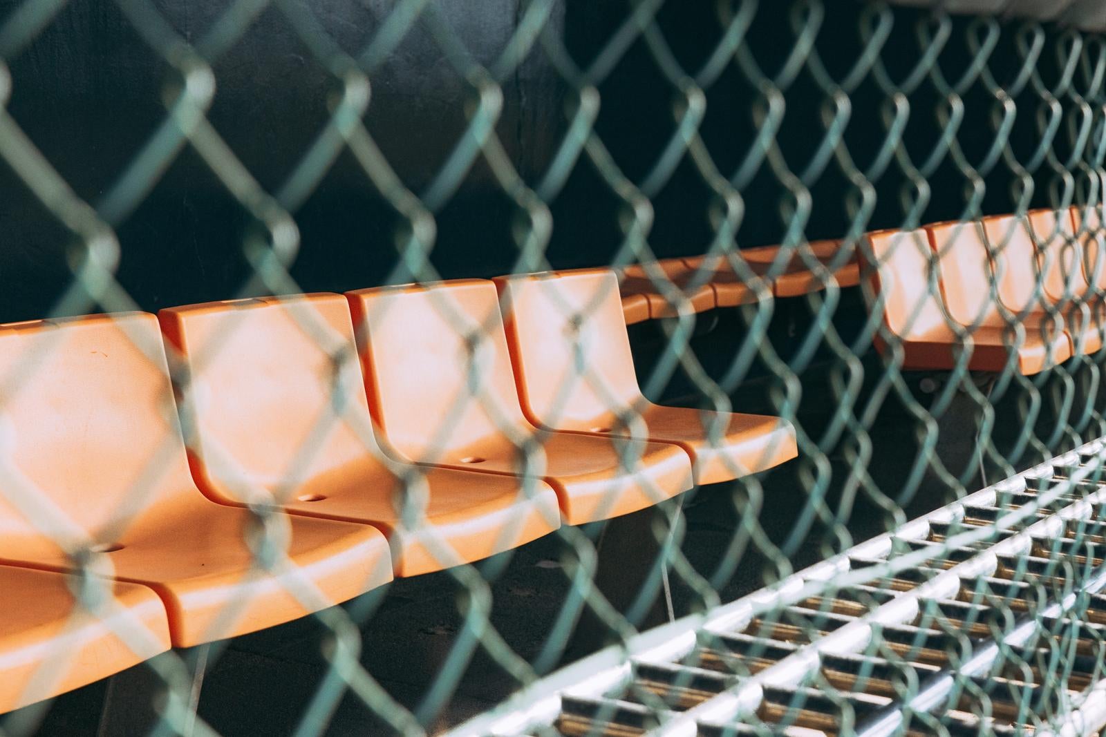 「みちのく鹿島球場のベンチと金網」の写真