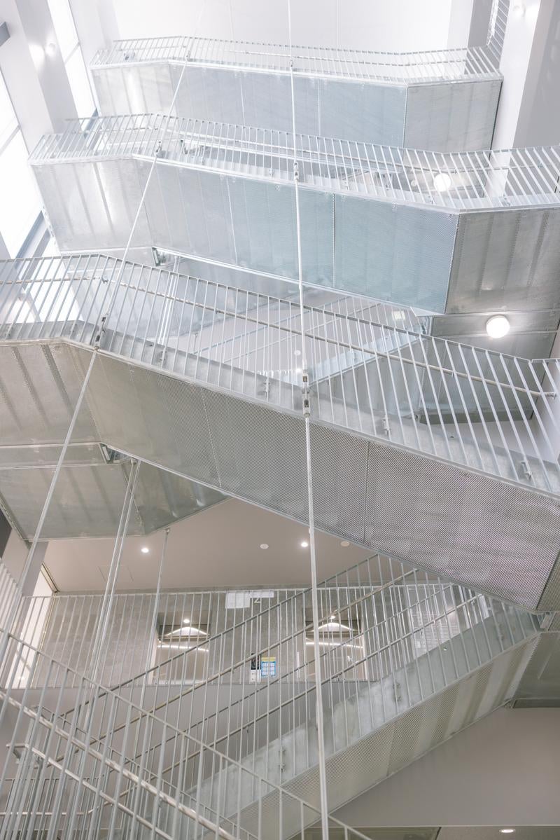 「双葉町産業交流センターの内階段」の写真