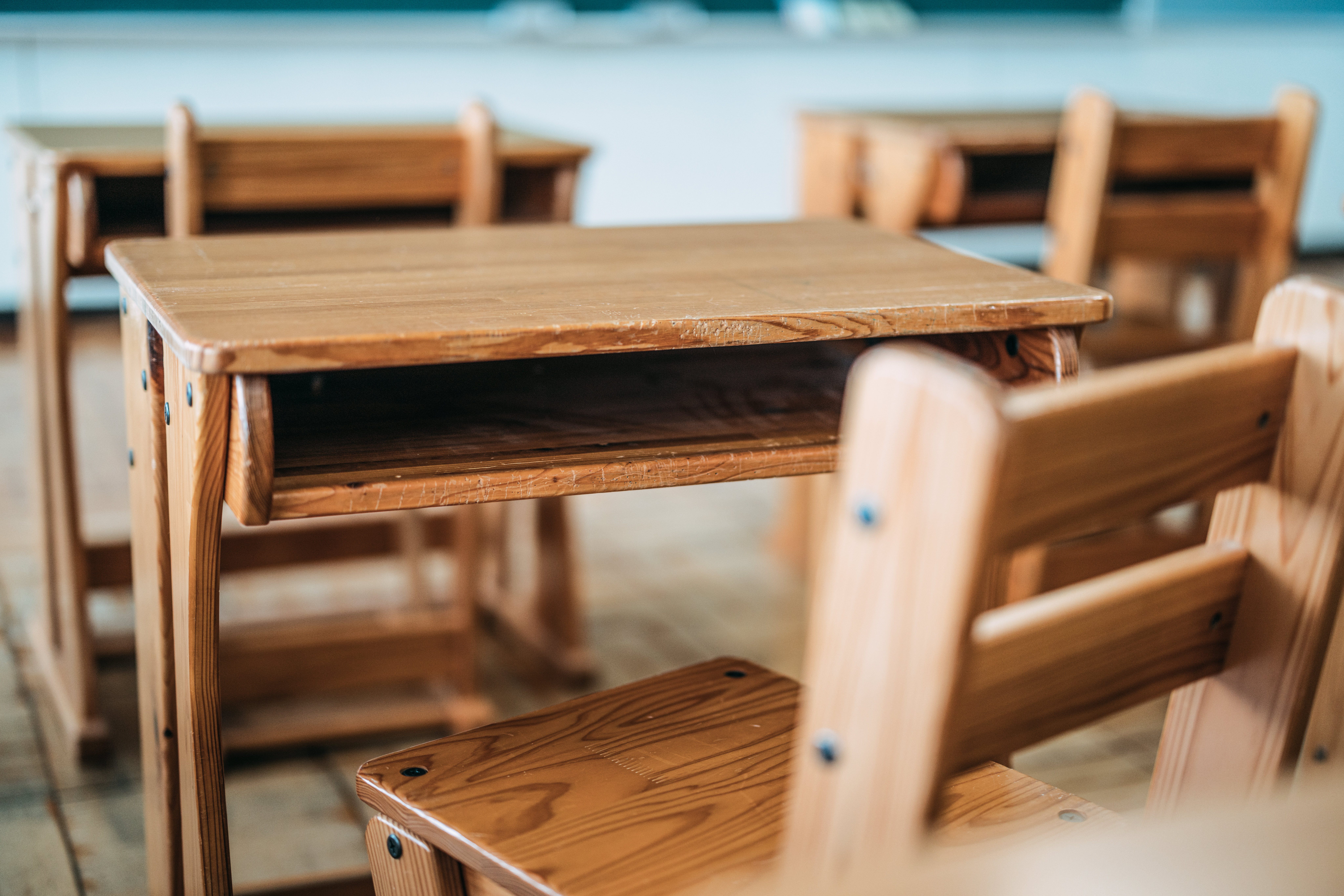 雰囲気の良い古い小学校の机　鉄脚　古材 雰囲気の良い古い小学校の机 鉄脚 古材