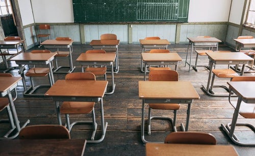 学習机と椅子が織りなす教育の風景の写真