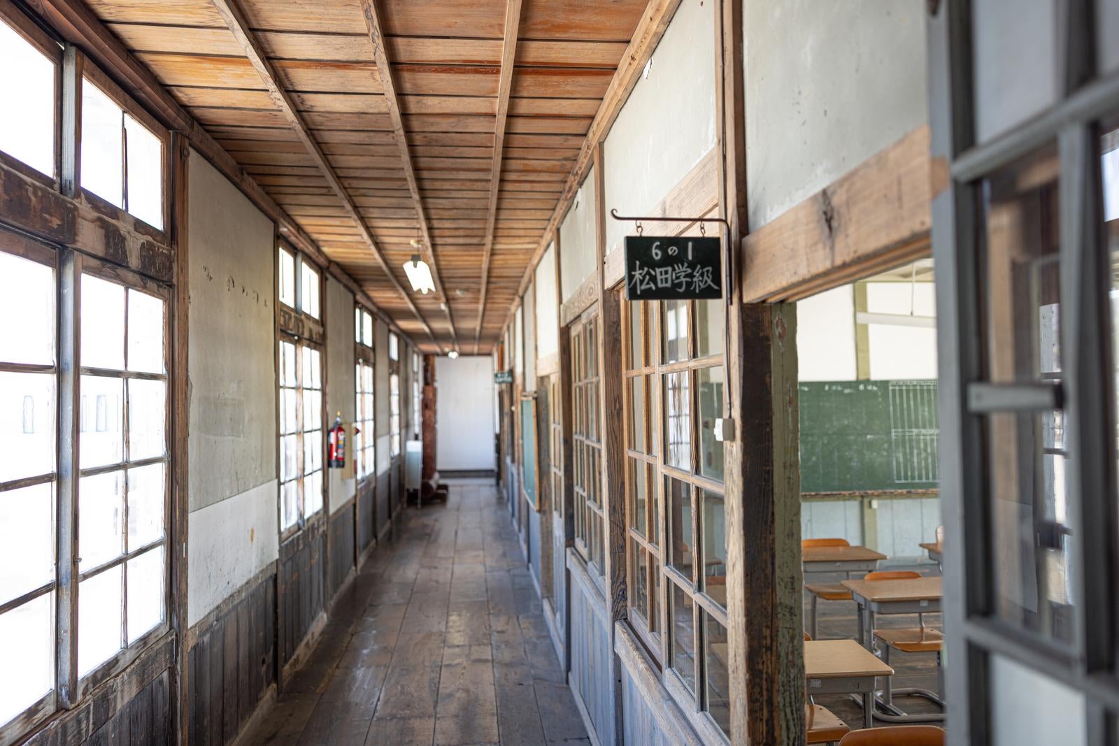 「放課後の学校と廊下の静寂」の写真