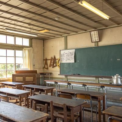 旧遷喬尋常小学校の黒板と学習机と椅子の配置の写真