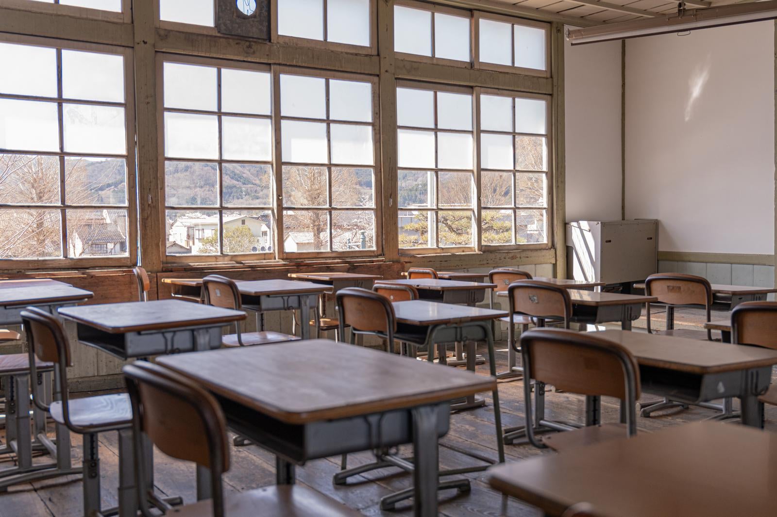 「教室の窓と教室の風景」の写真