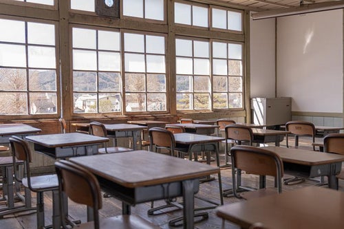 教室の窓と教室の風景の写真