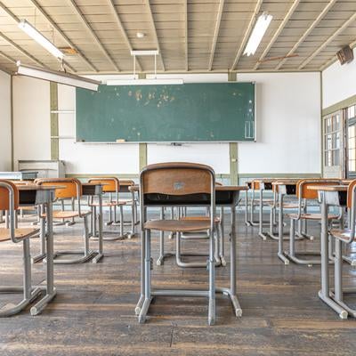 窓を望む教室と学習机と黒板の物語の写真