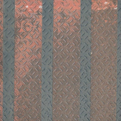 ライン入りの錆び付いた縞鋼板の写真