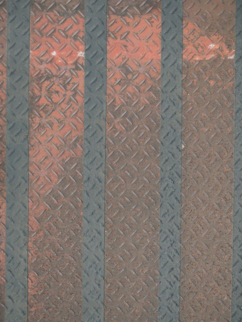「ライン入りの錆び付いた縞鋼板」の写真