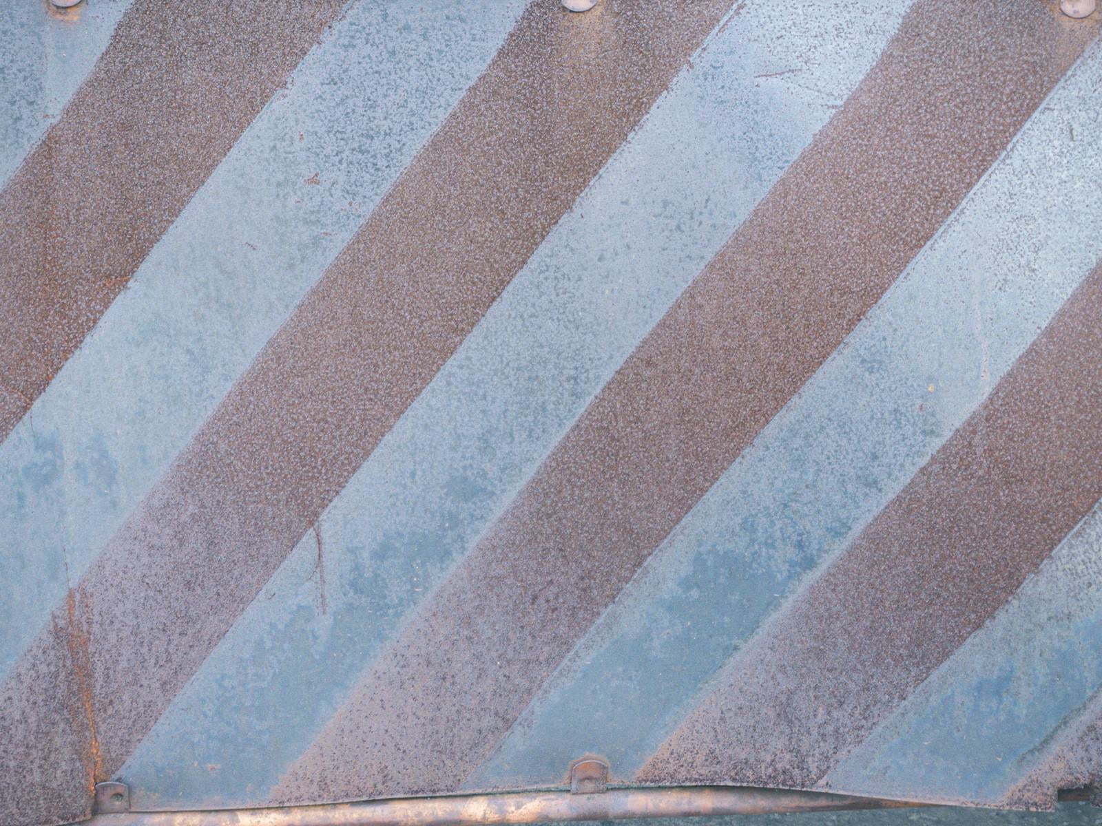 「錆ついたストライプ鋼板」の写真