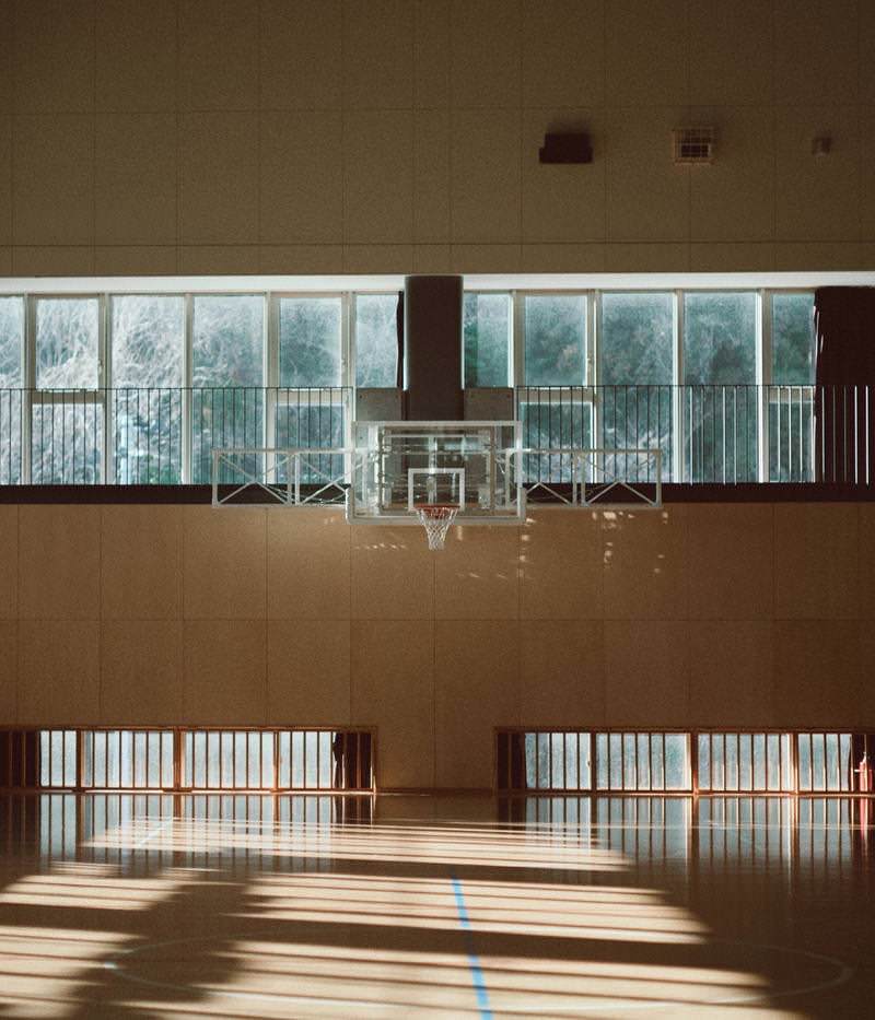 「体育館のバスケットゴール」の写真