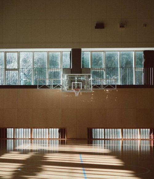 体育館のバスケットゴールの写真