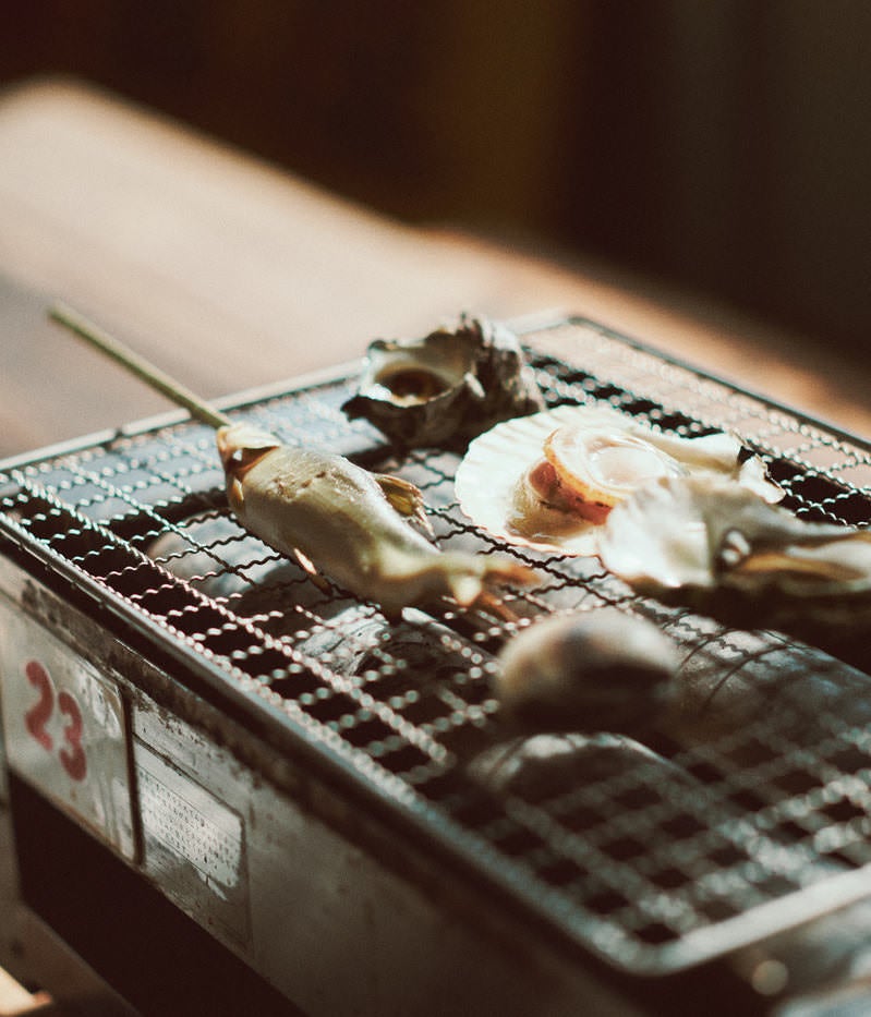 「魚市場で網焼き」の写真