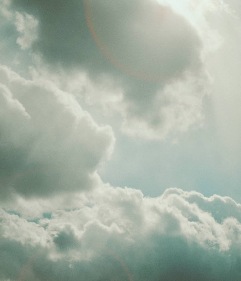太陽に雲がかかるの写真