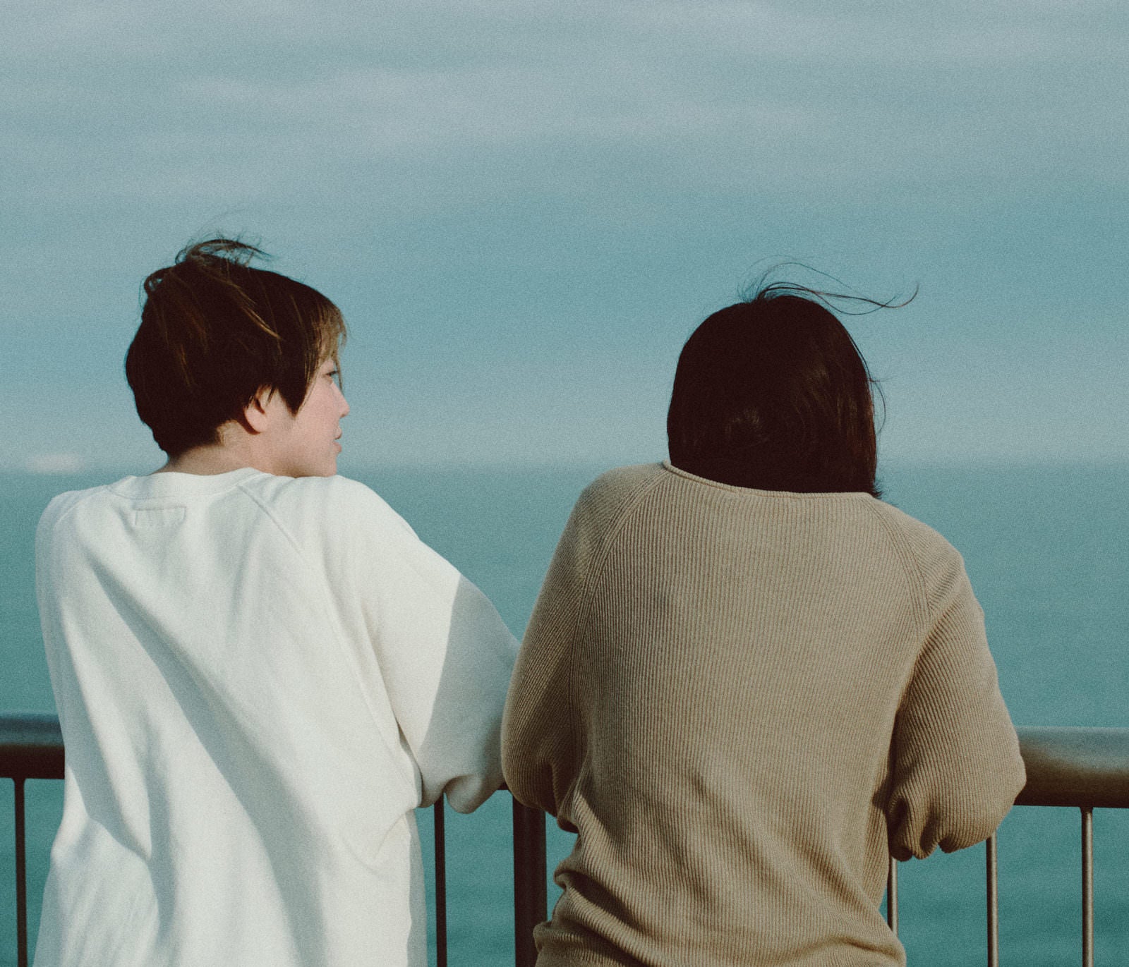「女性二人で展望台から海を眺める」の写真