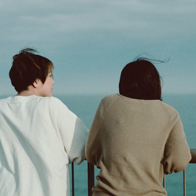 女性二人で展望台から海を眺めるの写真