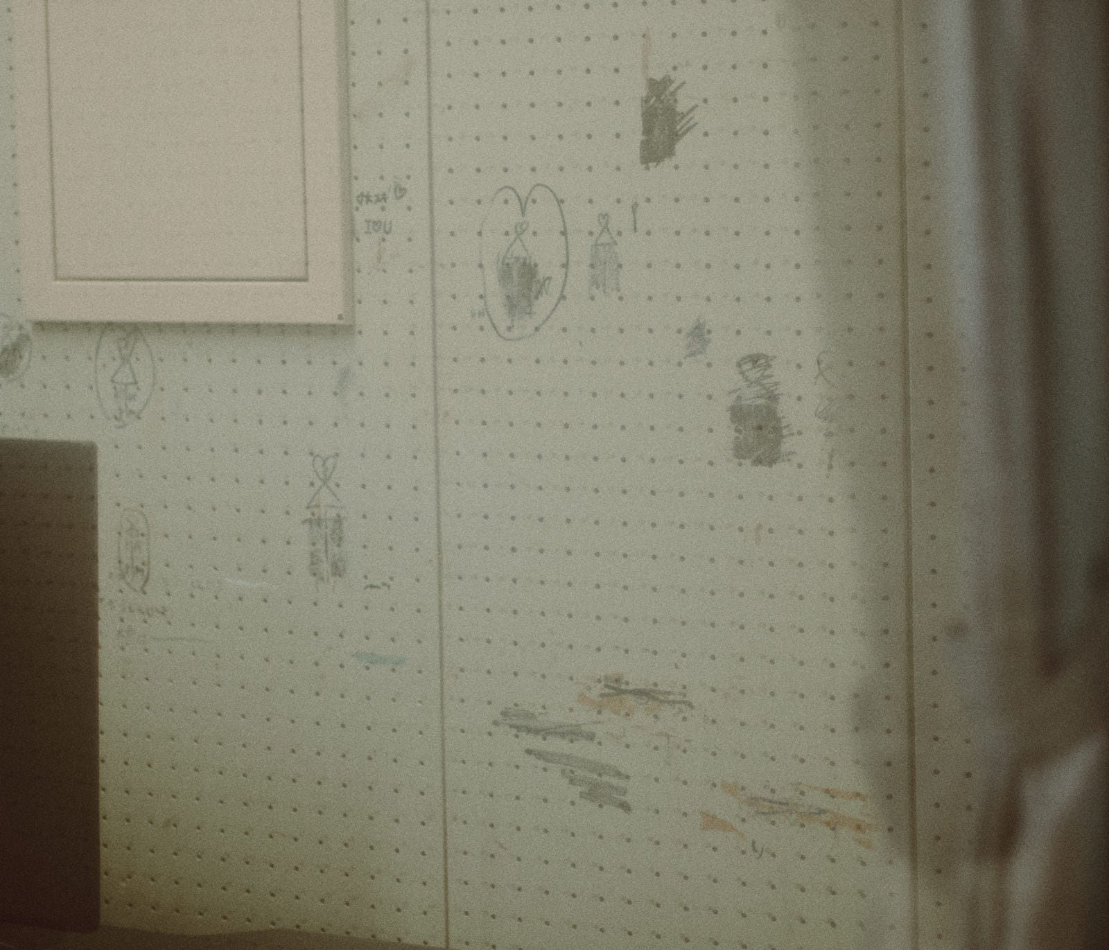 「放送室に書かれた相合い傘の落書きと思い出（大熊インキュベーションセンター）」の写真