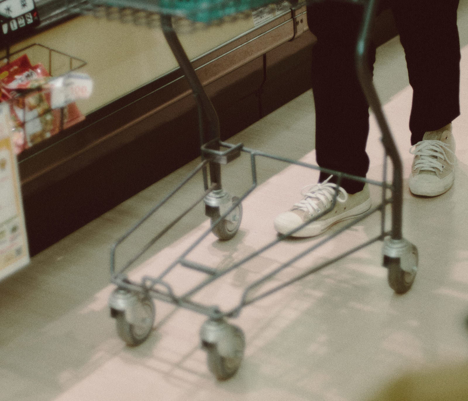 「ショッピングカートと足元」の写真