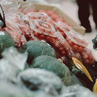 野菜売り場のパックのミニトマトの写真