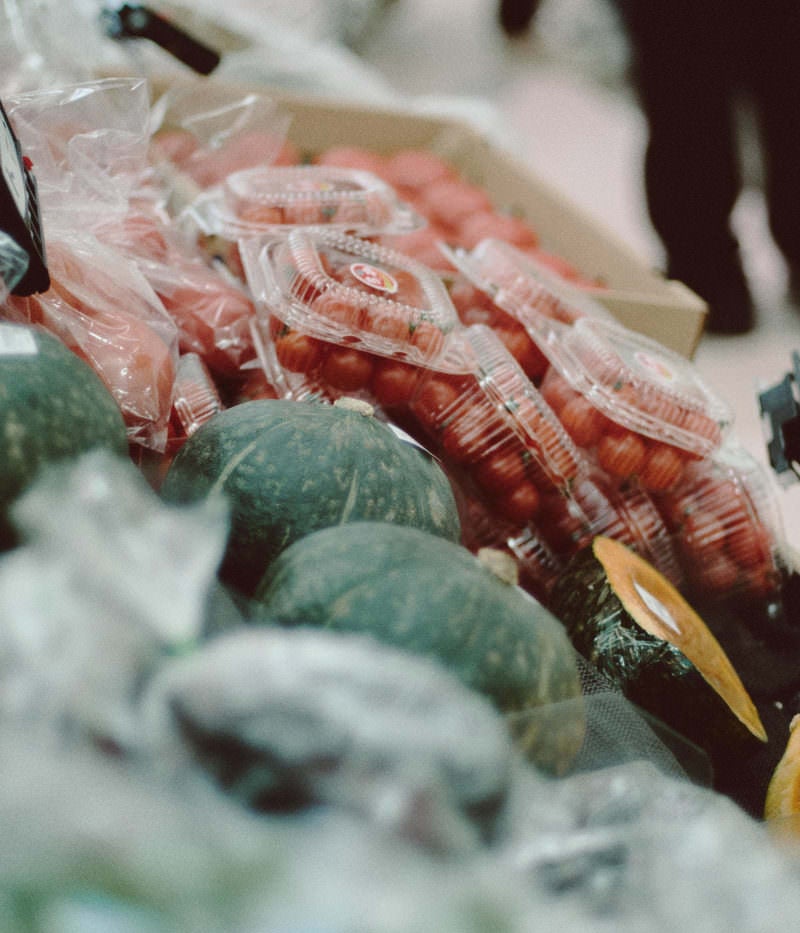「野菜売り場のパックのミニトマト」の写真