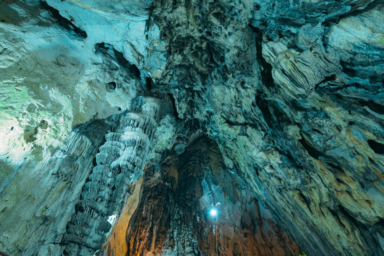 「天井から連なる巨大な鍾乳石」の写真