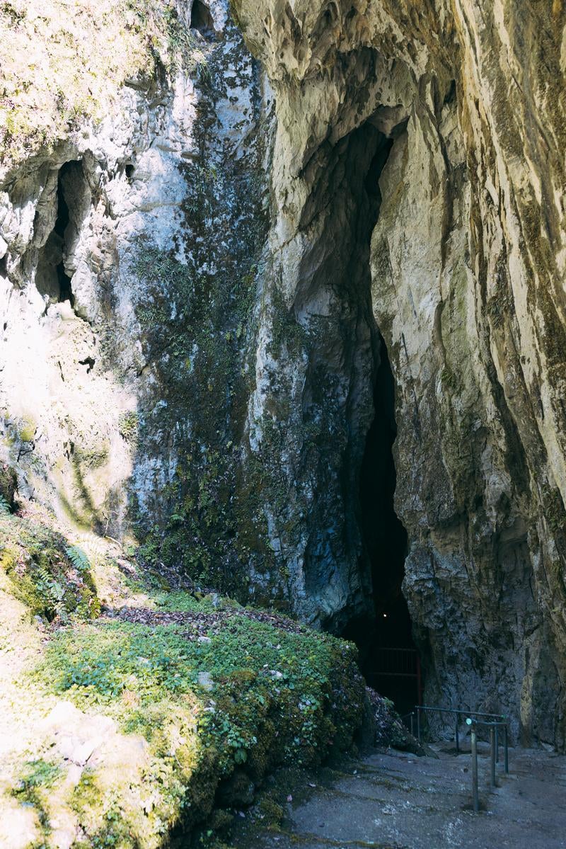「岩と岩の大きな裂け目（亀裂）にある備中鐘乳穴」の写真