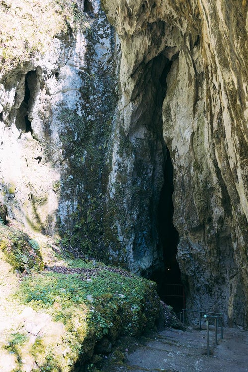 岩と岩の大きな裂け目（亀裂）にある備中鐘乳穴の写真