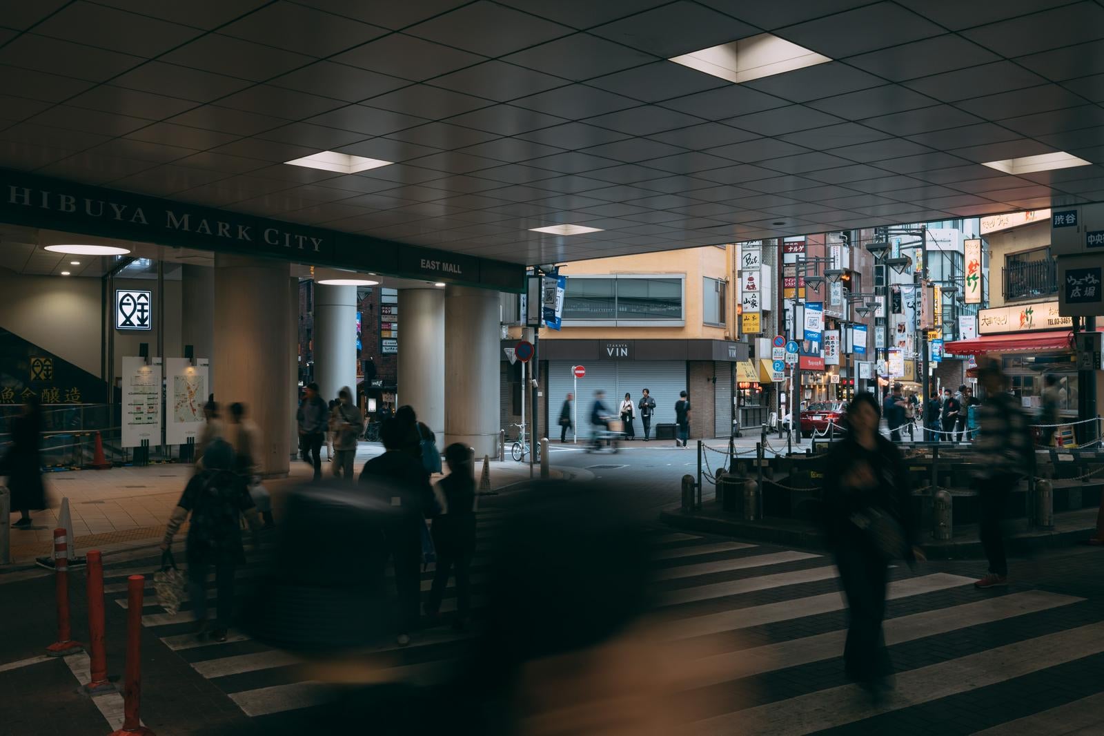 「渋谷マークシティのセルリアンタワー通り」の写真