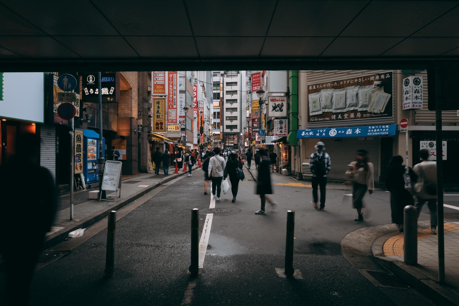 「渋谷マークシティから道玄坂へ向かう」の写真
