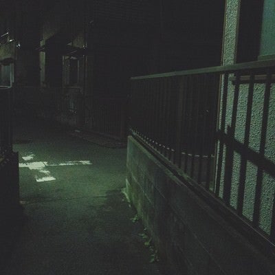 深夜の住宅街の細い路地の写真