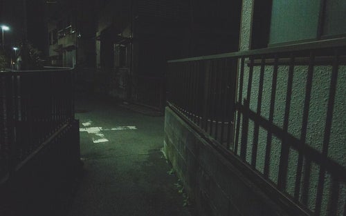 深夜の住宅街の細い路地の写真
