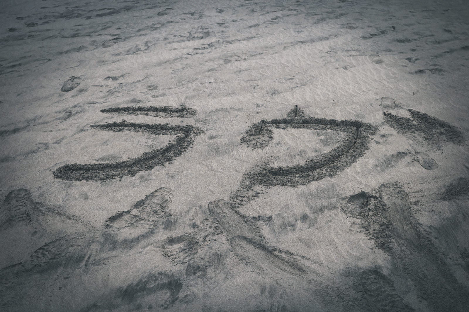 「砂浜に書かれた「ラブ」の文字」の写真