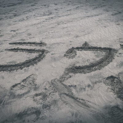 砂浜に書かれた「ラブ」の文字の写真