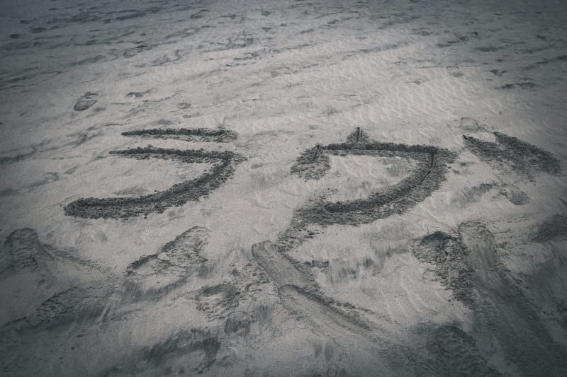 砂浜に書かれた「ラブ」の文字の写真