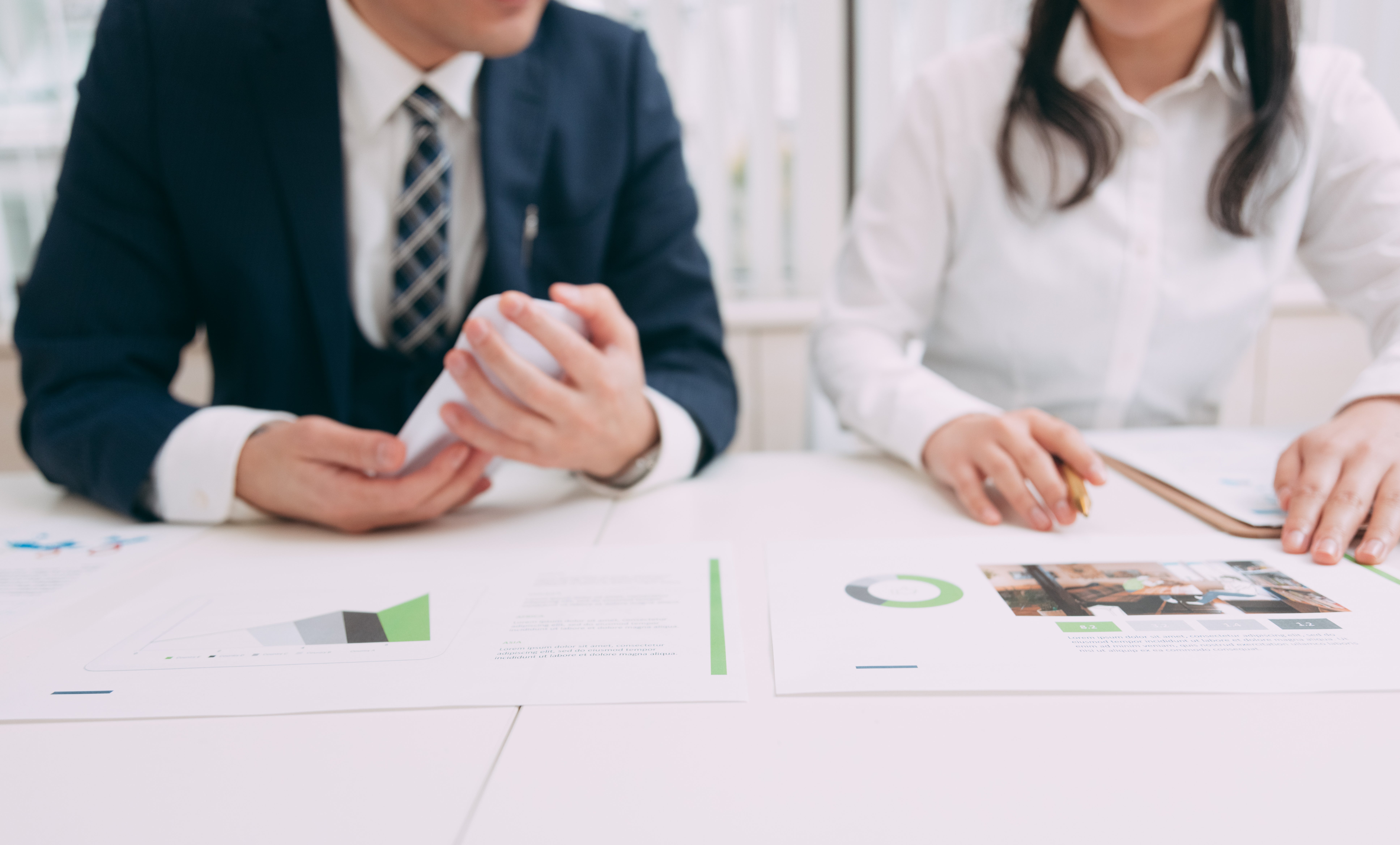 資料を見ながら打ち合わせ