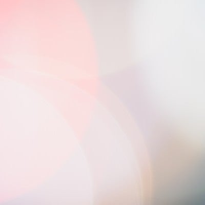 連なるピンク色のネオンの写真