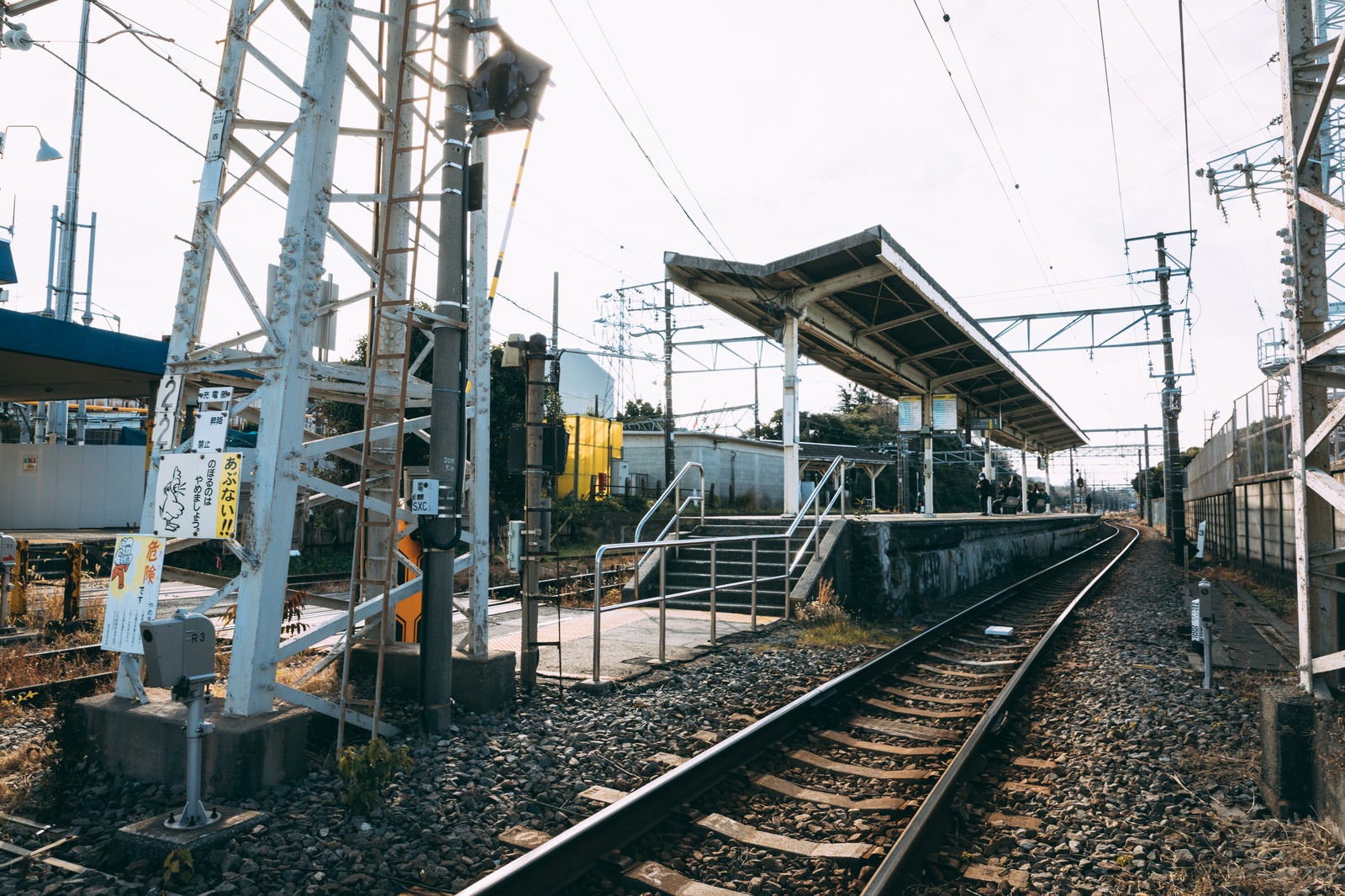 「浅野駅の線路とホーム」の写真