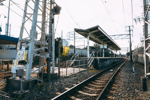 浅野駅の線路とホームの写真