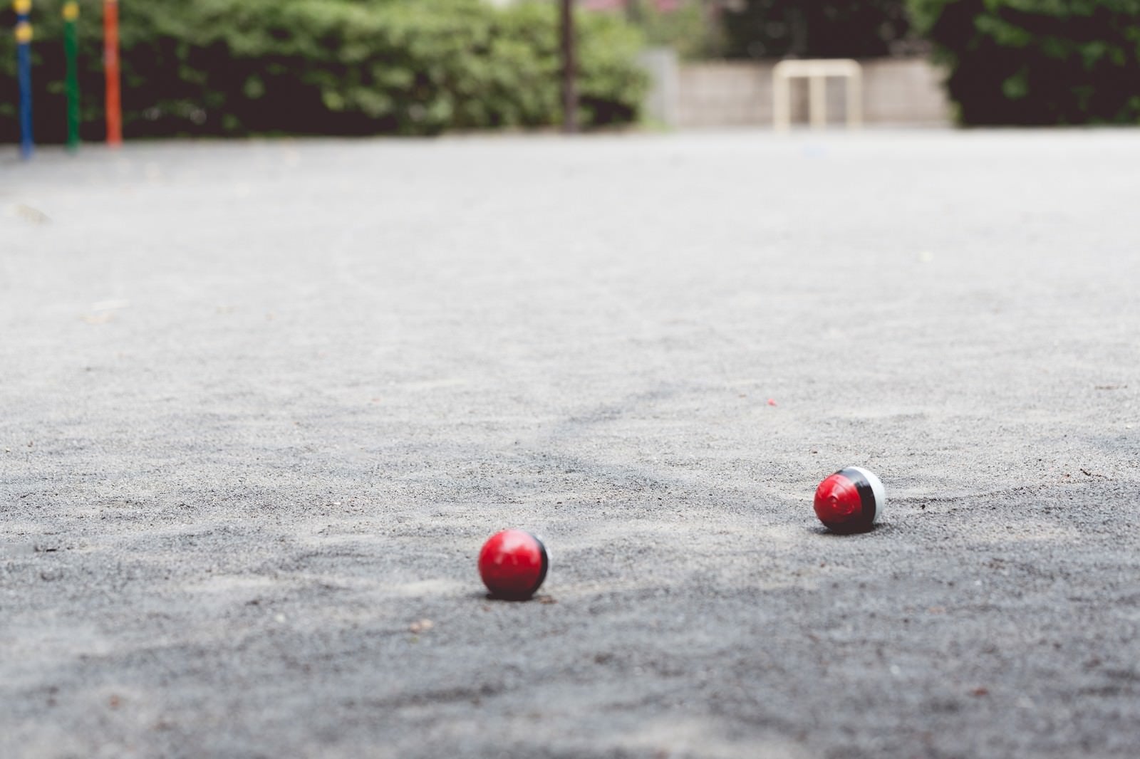 「近くの公園にポケットサイズの紅白ボールが！」の写真