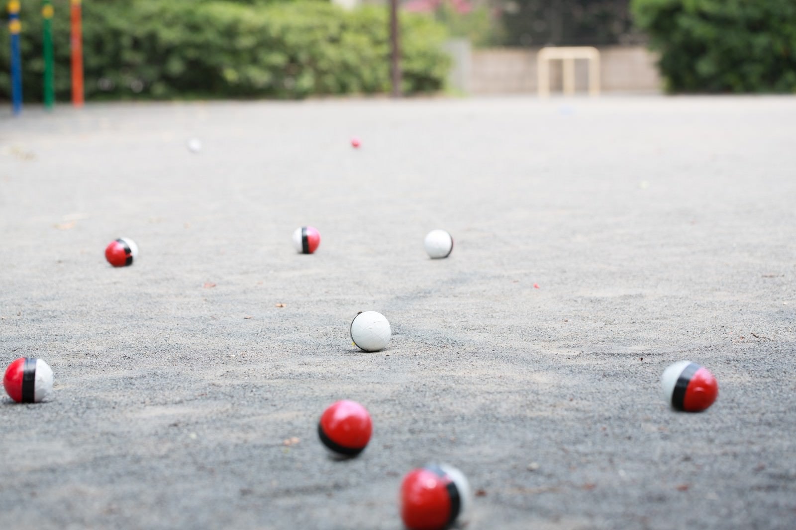 「また公園に紅白ボールが群がってきた」の写真