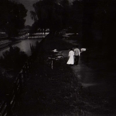 川沿いを歩く恋人（フイルム写真）の写真