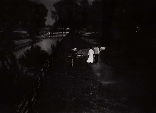 川沿いを歩く恋人（フイルム写真）の写真