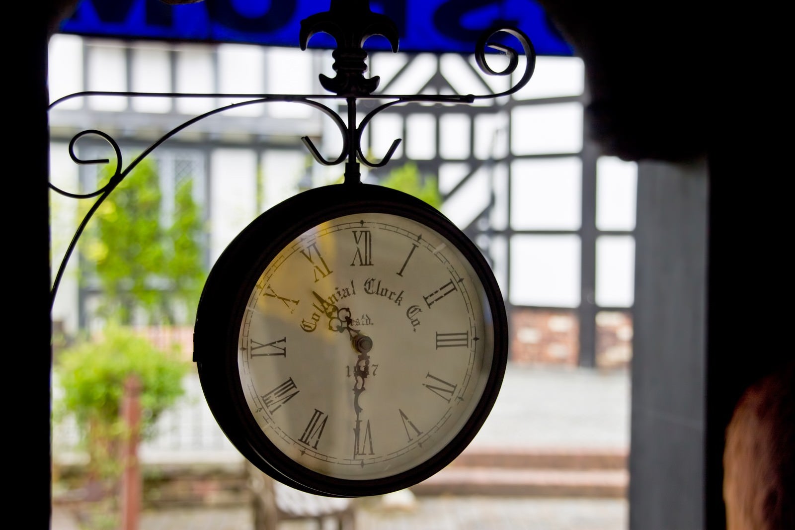「洋風なアンティークな時計 | フリー素材のぱくたそ」の写真