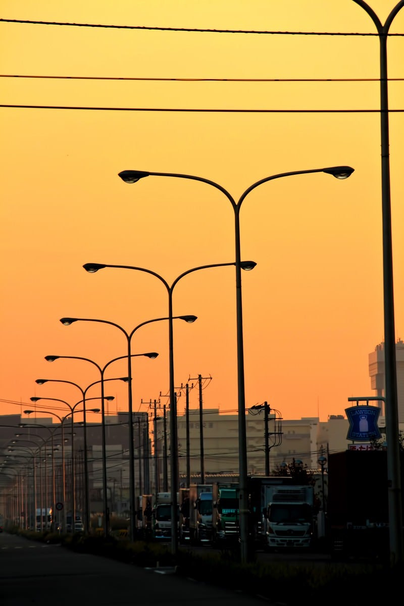 「産業道路と連なる街灯（夕焼け）」の写真