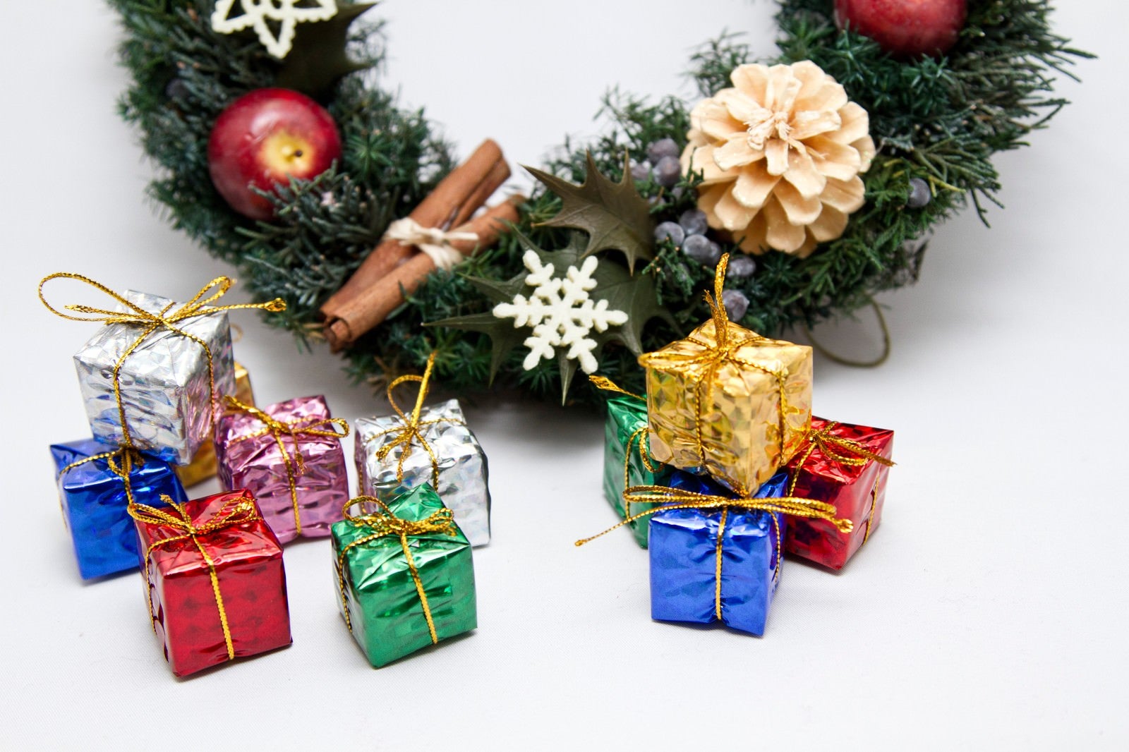 「クリスマス用飾りとプレゼント」の写真