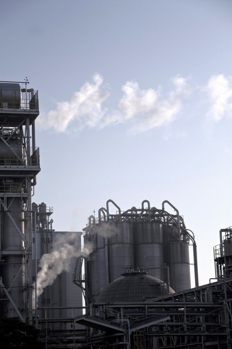 「水蒸気の排気と工場」の写真